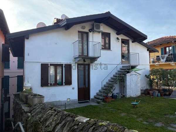 casa indipendente in vendita a Verbania in zona Suna