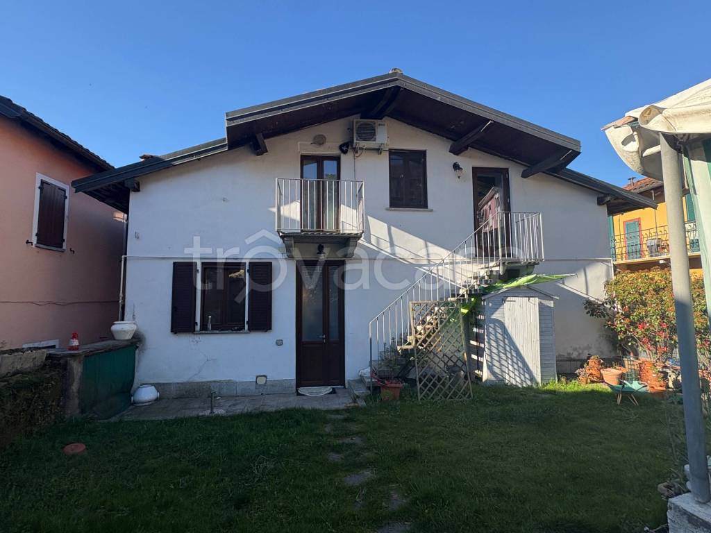 casa indipendente in vendita a Verbania in zona Suna