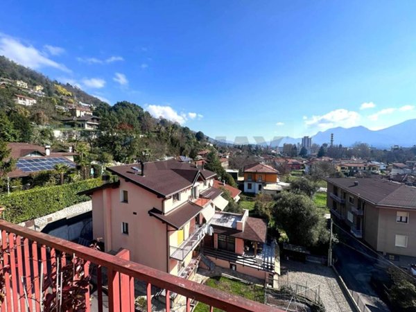 appartamento in vendita a Verbania in zona Suna