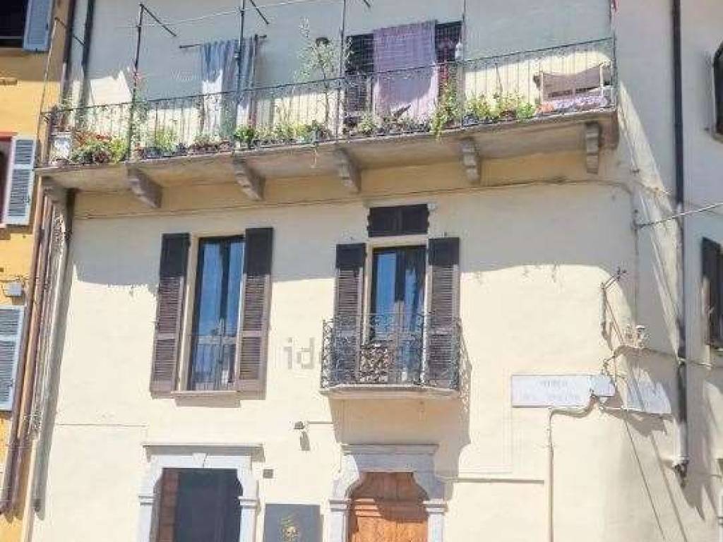 intera palazzina in vendita a Verbania in zona Intra