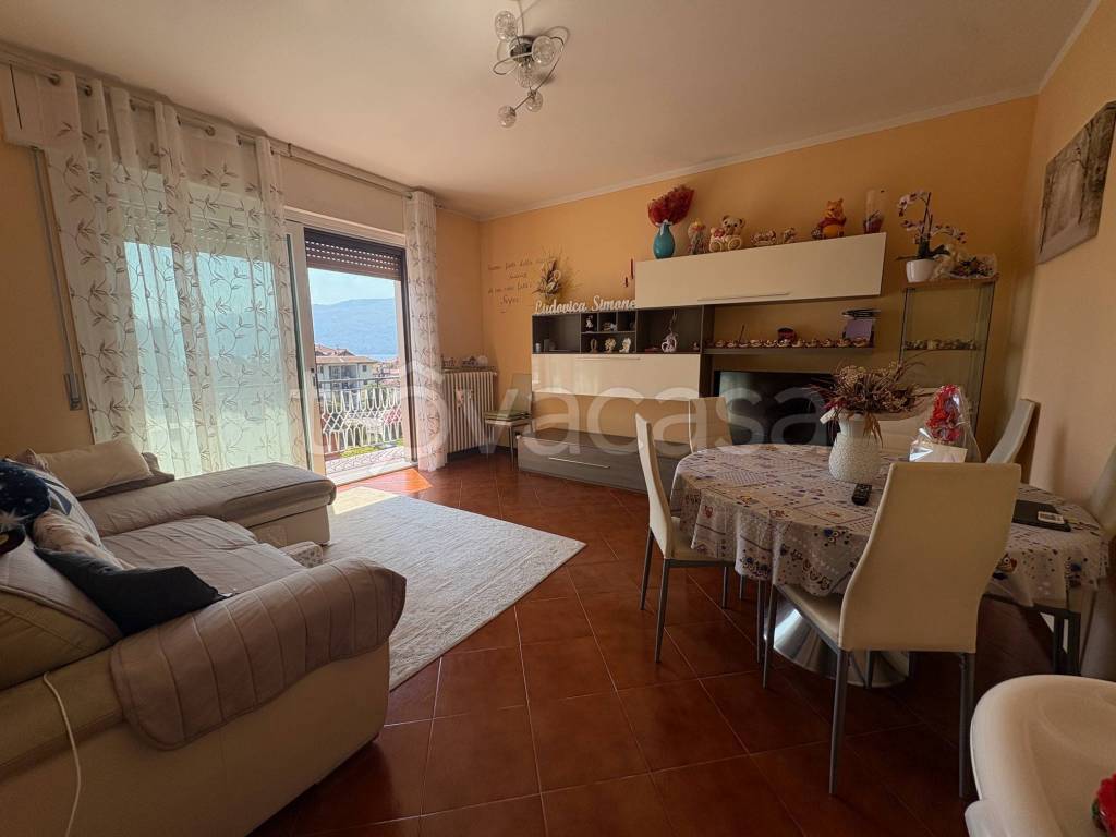 appartamento in vendita a Verbania in zona Suna