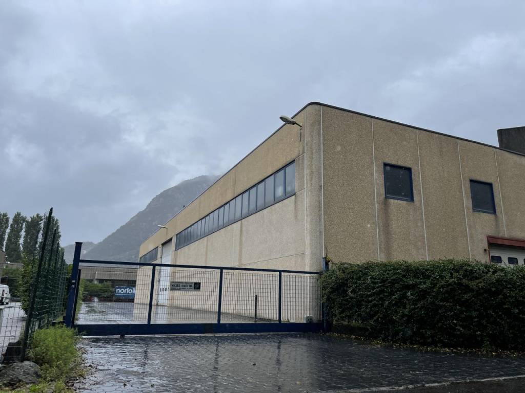 locale commerciale in vendita a Verbania in zona Fondotoce