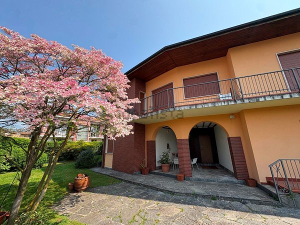 casa indipendente in vendita a Verbania in zona Pallanza