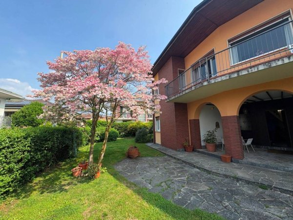 casa indipendente in vendita a Verbania in zona Pallanza