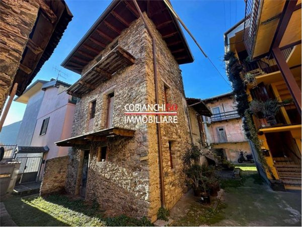 casa indipendente in vendita a Verbania in zona Unchio