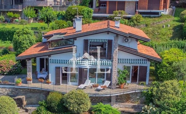 casa indipendente in vendita a Verbania in zona Suna