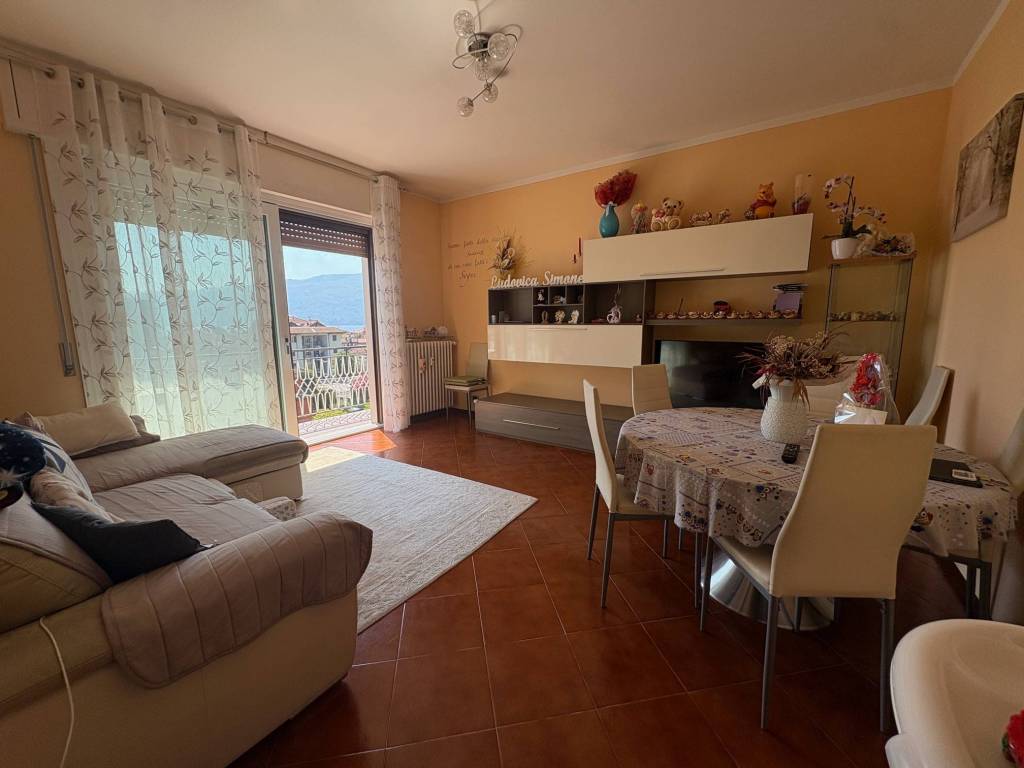 appartamento in vendita a Verbania in zona Suna