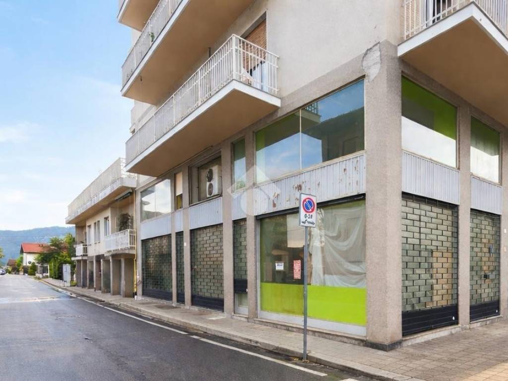 negozio in vendita a Verbania in zona Suna
