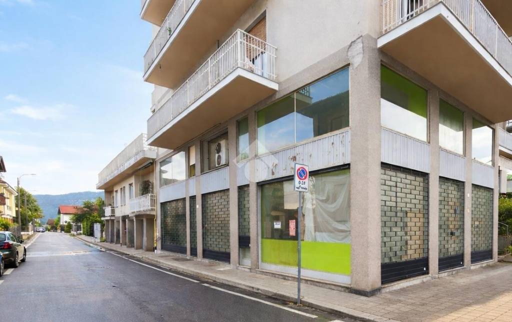 negozio in vendita a Verbania in zona Suna