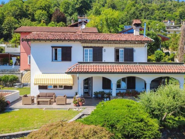 casa indipendente in vendita a Verbania in zona Suna