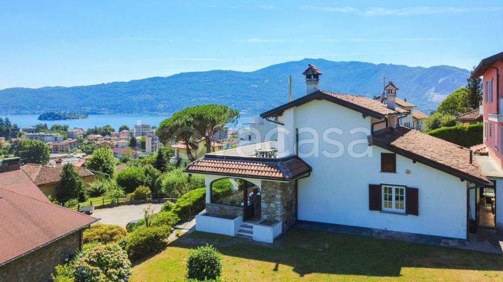 casa indipendente in vendita a Verbania in zona Suna