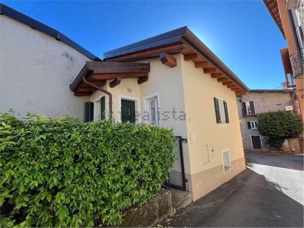 casa indipendente in vendita a Verbania in zona Suna