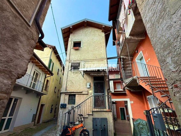casa indipendente in vendita a Verbania in zona Trobaso
