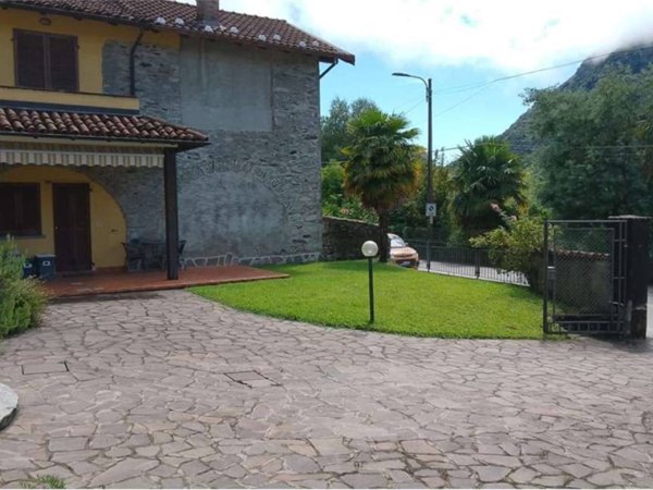 casa indipendente in vendita a Verbania in zona Unchio
