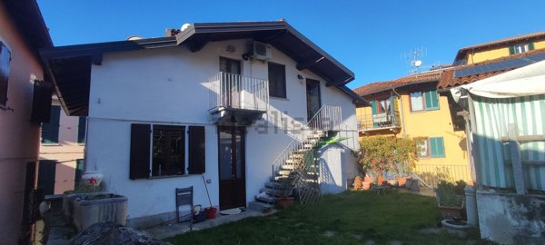 casa indipendente in vendita a Verbania in zona Suna