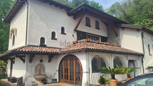casa indipendente in vendita a Verbania in zona Unchio