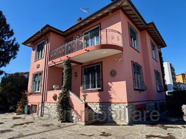 casa indipendente in vendita a Verbania in zona Pallanza
