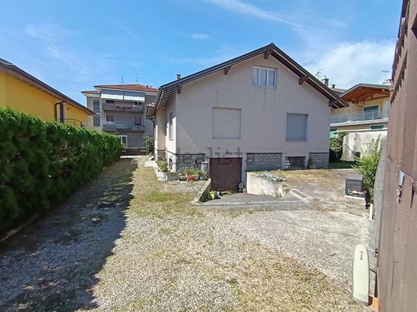 casa indipendente in vendita a Verbania in zona Sant'Anna