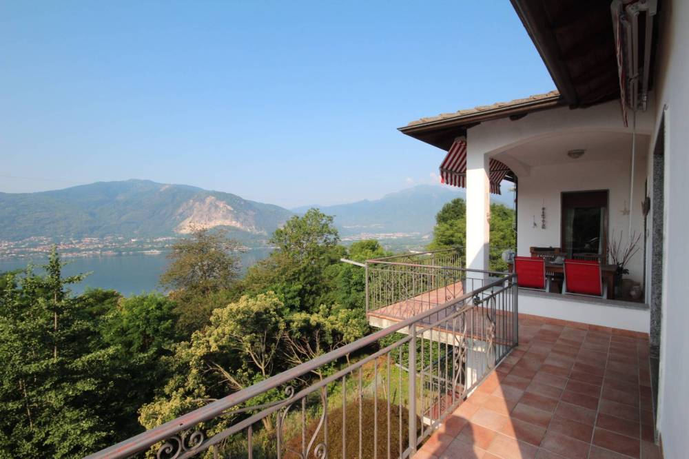 casa indipendente in vendita a Verbania in zona Cavandone