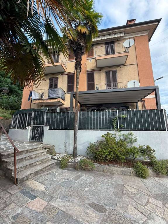 appartamento in vendita a Verbania in zona Suna