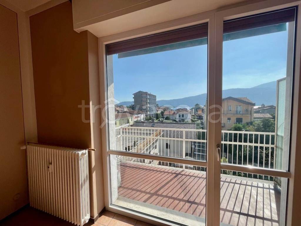 appartamento in vendita a Verbania in zona Suna