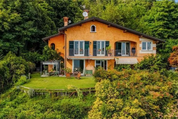 casa indipendente in vendita a Verbania in zona Suna