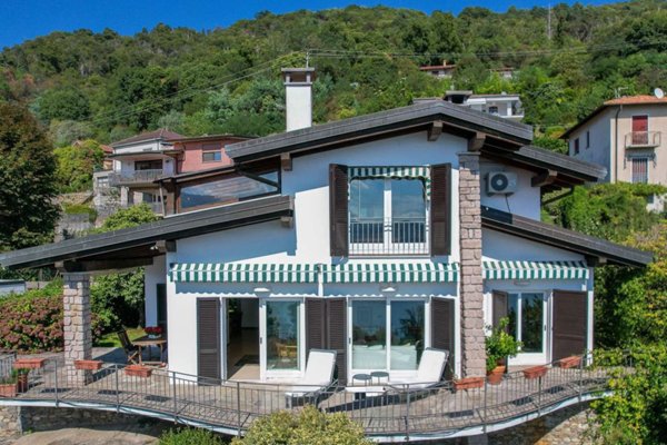 casa indipendente in vendita a Verbania in zona Cavandone