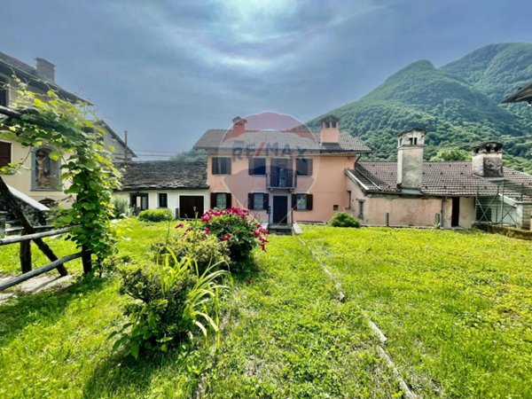 casa indipendente in vendita a Valle Cannobina in zona Crealla