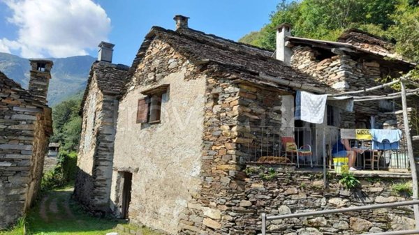 appartamento in vendita a Valle Cannobina in zona Falmenta