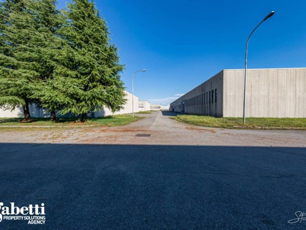 locale commerciale in vendita ad Agrate Brianza