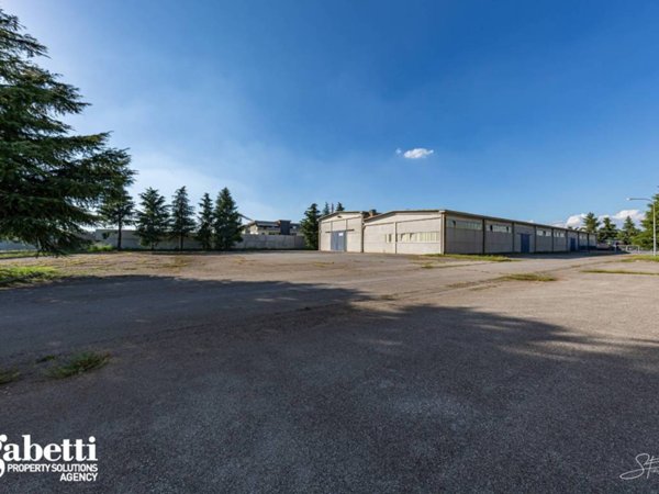 locale commerciale in vendita ad Agrate Brianza