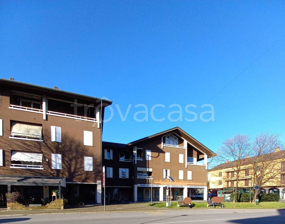 casa indipendente in vendita ad Agrate Brianza in zona Omate