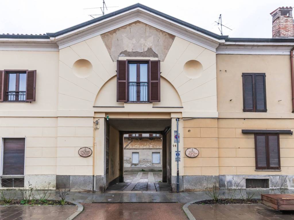 casa indipendente in vendita ad Agrate Brianza in zona Omate
