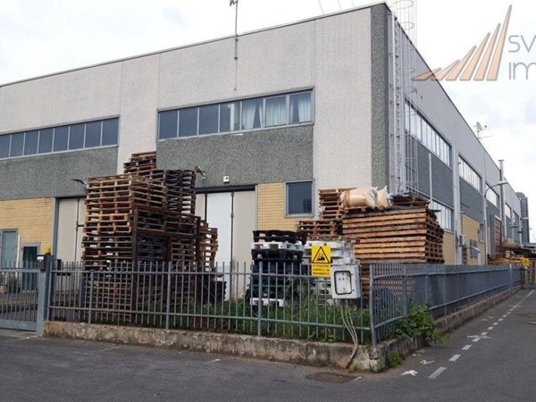 locale commerciale in vendita ad Agrate Brianza