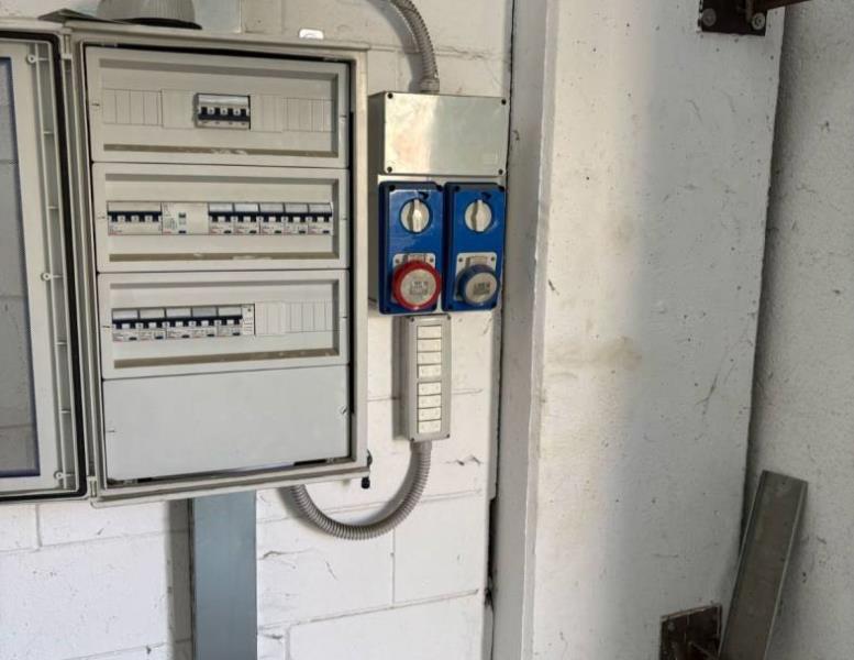 locale commerciale in vendita ad Agrate Brianza