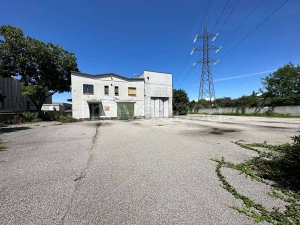 locale commerciale in vendita ad Agrate Brianza