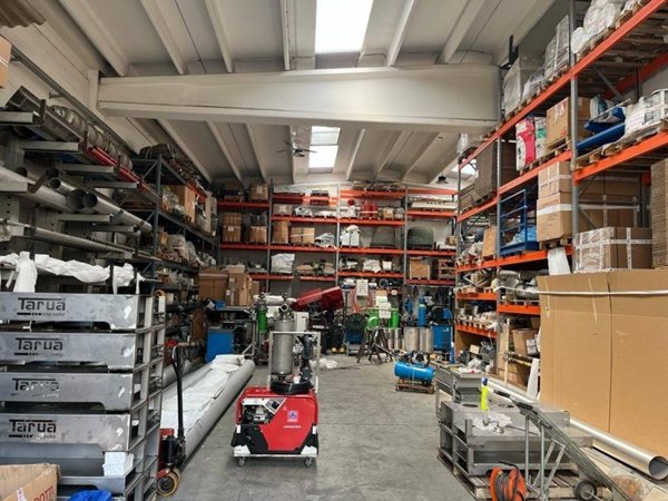 locale commerciale in vendita ad Agrate Brianza in zona Omate