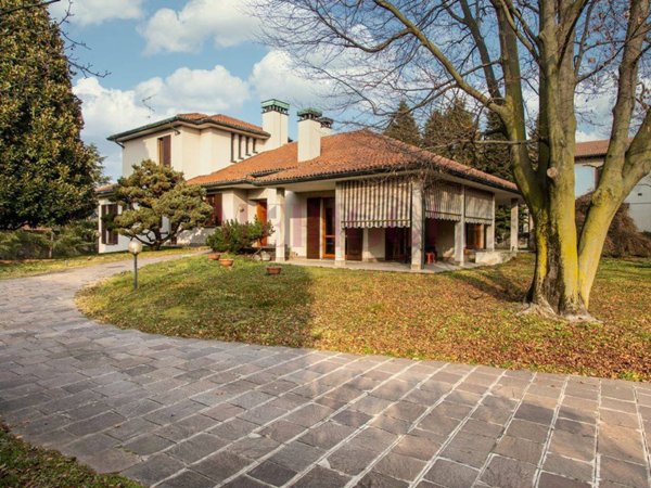 casa indipendente in vendita ad Agrate Brianza