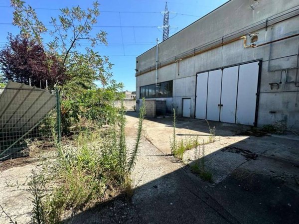 locale commerciale in vendita ad Agrate Brianza