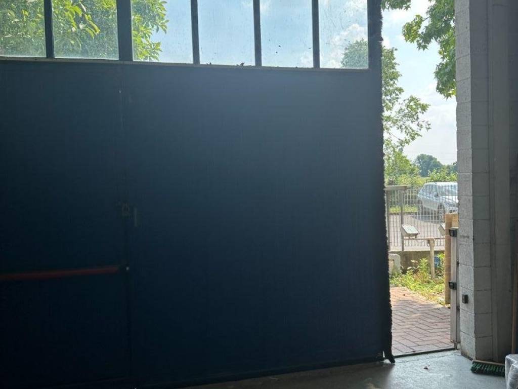 locale commerciale in vendita ad Agrate Brianza