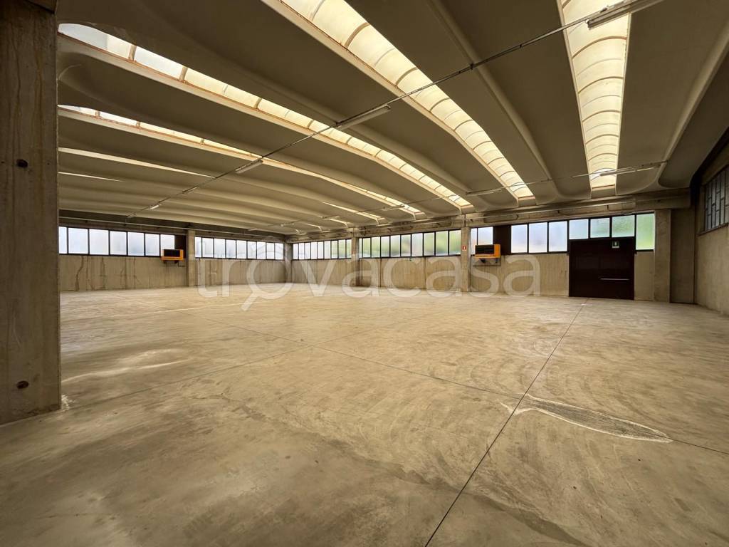 locale commerciale in vendita ad Agrate Brianza