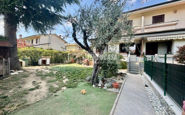 casa indipendente in vendita ad Agrate Brianza in zona Omate