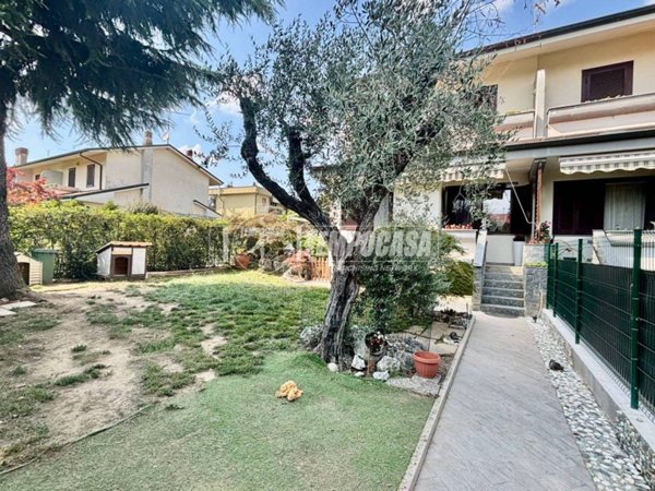 casa indipendente in vendita ad Agrate Brianza in zona Omate