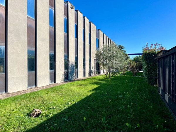 locale commerciale in vendita ad Agrate Brianza in zona Omate