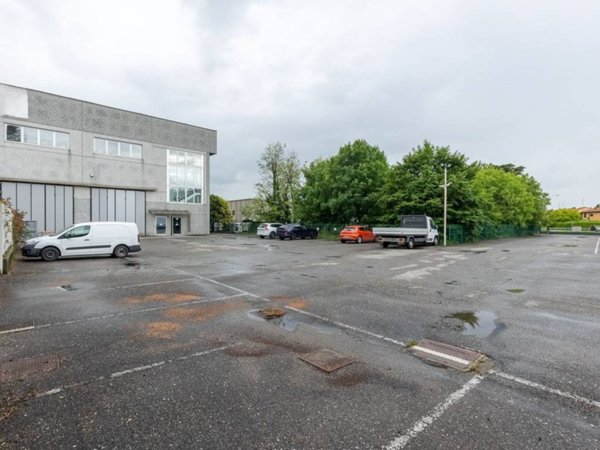 locale commerciale in vendita ad Agrate Brianza