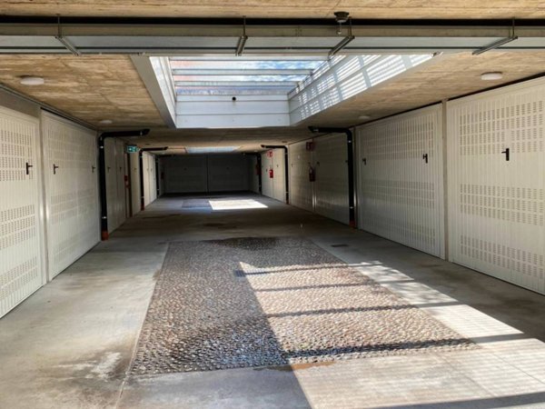 locale commerciale in vendita ad Agrate Brianza