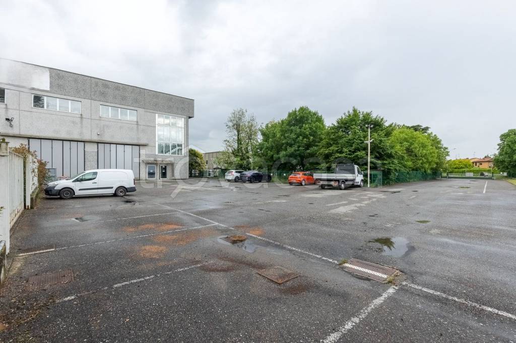 capannone in vendita ad Agrate Brianza