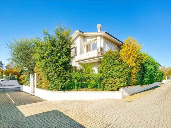 casa indipendente in vendita ad Agrate Brianza