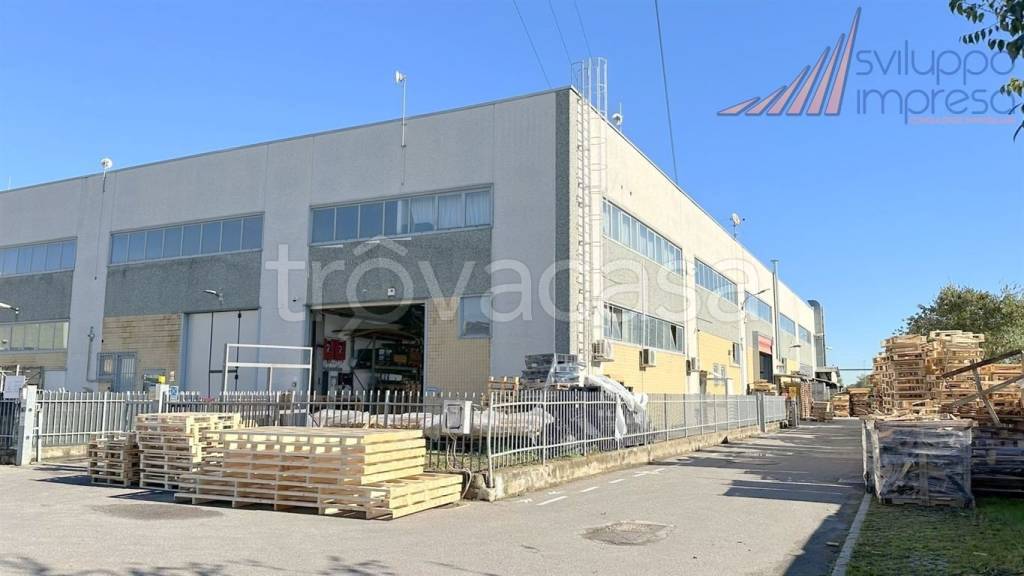 locale commerciale in vendita ad Agrate Brianza