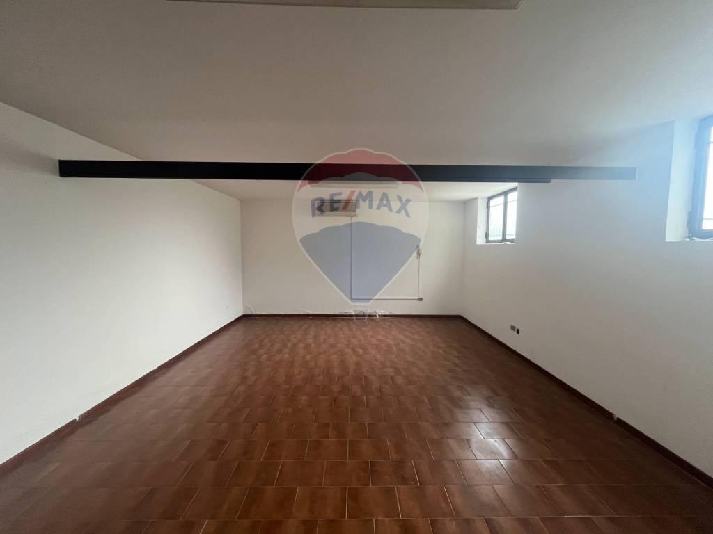 locale commerciale in vendita ad Agrate Brianza